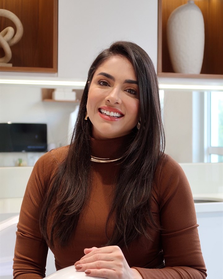 Dra. Camila Larissa Avila, especialista em harmonização facial e corporal